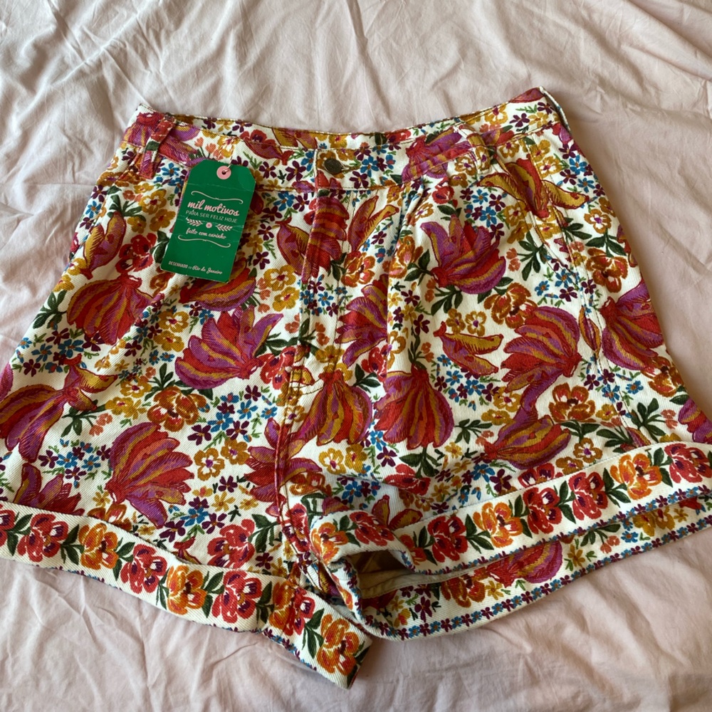 NWT Farm Rio Colorful banana floral shorts, size L (10-14)